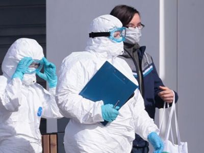 Врачи скорой медицинской помощи доставили пациента с подозрением на коронавирус в больницу в Коммунарке. Фото: Виталий Белоусов / РИА Новости Врачи скорой медицинской помощи доставили пациента с подозрением на коронавирус в больницу в Коммунарке. Фото: Виталий Белоусов / РИА Новости