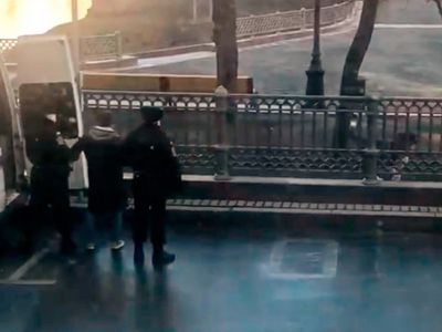 Задержание Иисуса Воробьева у Патриарших прудов, 4.04.20. Скрин: twitter.com/patriarshi Задержание Иисуса Воробьева у Патриарших прудов, 4.04.20. Скрин: twitter.com/patriarshi