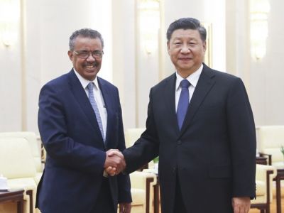 Гендиректор ВОЗ Тедрос Гебреисус и председатель КНР Си Цзиньпин. Фото: news.ru Гендиректор ВОЗ Тедрос Гебреисус и председатель КНР Си Цзиньпин. Фото: news.ru