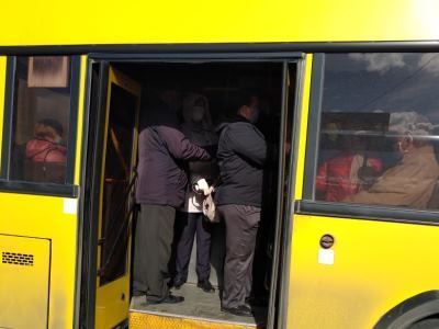 В переполненном автобусе все в масках. Фото: Сергей Горчаков, Каспаров.Ru В переполненном автобусе все в масках. Фото: Сергей Горчаков, Каспаров.Ru