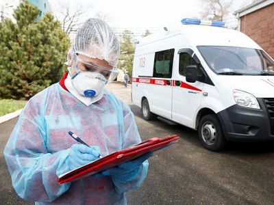 Врач в защитном костюме. Фото: пресс-служба администрации Краснодарского края Врач в защитном костюме. Фото: пресс-служба администрации Краснодарского края