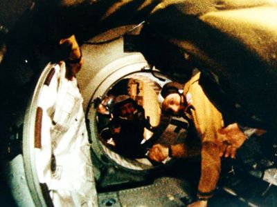 Полет космических кораблей "Союз-19" и "Аполлон", рукопожатие на орбите. Фото: tvc.ru Полет космических кораблей "Союз-19" и "Аполлон", рукопожатие на орбите. Фото: tvc.ru