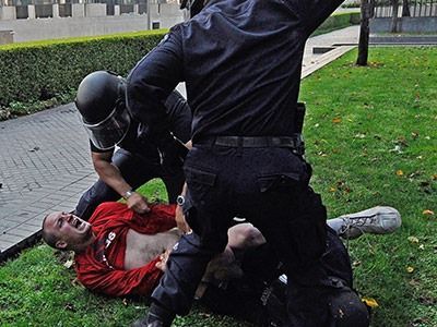 Полиция избивает человека Полиция избивает человека