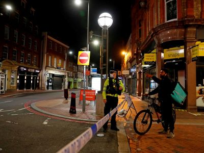 Сотрудник Deliveroo беседует с полицейским, обеспечивающим оцепление для полиции в Рединге после инцидента с ножом в парке. Фото: Adrian Dennis / AFP Сотрудник Deliveroo беседует с полицейским, обеспечивающим оцепление для полиции в Рединге после инцидента с ножом в парке. Фото: Adrian Dennis / AFP