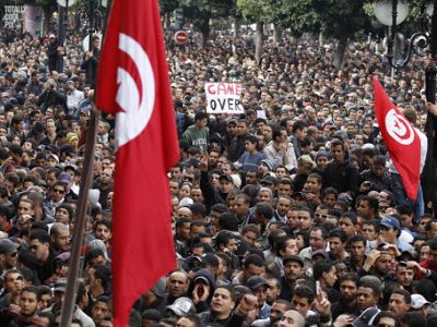 Демонстранты в ходе революции в Тунисе, 2011 г. Фото: totallycoolpics.com Демонстранты в ходе революции в Тунисе, 2011 г. Фото: totallycoolpics.com