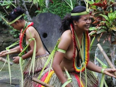 Жительницы острова Яп (Микронезия) и каменная "монета". Фото: actravel.ru Жительницы острова Яп (Микронезия) и каменная "монета". Фото: actravel.ru