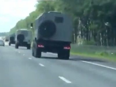 Грузовики без номеров. Скрин видео: twitter.com/serrigas Грузовики без номеров. Скрин видео: twitter.com/serrigas