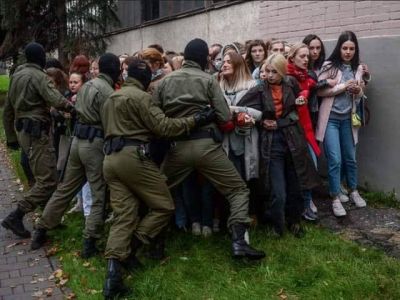 Каратели Лукашенко задерживают участниц акции протеста. Фото: novayagazeta.ru Каратели Лукашенко задерживают участниц акции протеста. Фото: novayagazeta.ru