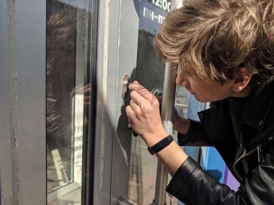 Координатор штаба Алексей Шварц пытается спасти замок. Фото: Twitter Координатор штаба Алексей Шварц пытается спасти замок. Фото: Twitter