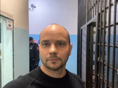 Андрей Пивоваров в ОВД Мещанское. Фото: t.me/usmanovaty Андрей Пивоваров в ОВД Мещанское. Фото: t.me/usmanovaty