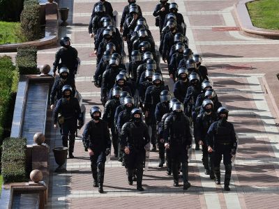 Сотрудники правоохранительных органов на площади Независимости в Минске, 20 сентября 2020 года. Фото: Михаил Воскресенский / РИА Новости Сотрудники правоохранительных органов на площади Независимости в Минске, 20 сентября 2020 года. Фото: Михаил Воскресенский / РИА Новости