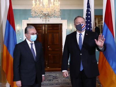 Зохраб Мнацаканян и Май Помпео. Фото: Hannah McKay / Reuters Зохраб Мнацаканян и Май Помпео. Фото: Hannah McKay / Reuters