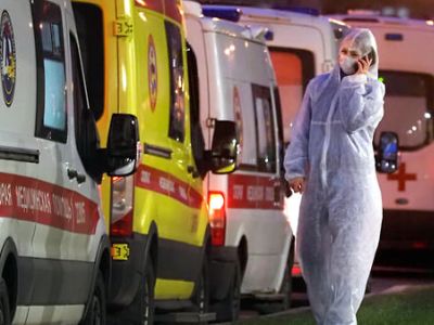 чередь из автомобилей скорой медицинской помощи у Покровской больницы в Санкт-Петербурге. Фото: Александр Петросян / Коммерсант чередь из автомобилей скорой медицинской помощи у Покровской больницы в Санкт-Петербурге. Фото: Александр Петросян / Коммерсант