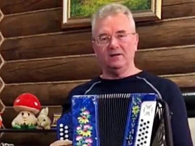 Белозерцев играет на гармони. Фото: Александр Воронин, Каспаров.Ru Белозерцев играет на гармони. Фото: Александр Воронин, Каспаров.Ru