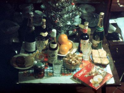 Новогодний стол в СССР, 1990. Фото: https://twitter.com/caiiiaU Новогодний стол в СССР, 1990. Фото: https://twitter.com/caiiiaU