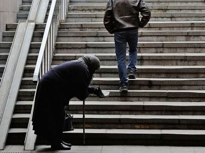 Нищая просит милостыню в подземном переходе. Фото: Дмитрий Коротаев / Коммерсант Нищая просит милостыню в подземном переходе. Фото: Дмитрий Коротаев / Коммерсант