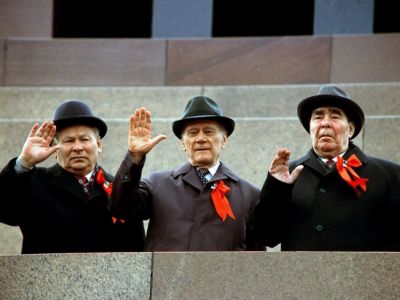 Генеральный секретарь ЦК КПСС Леонид Брежнев, Председатель Совета министров СССР Николай Александрович Тихонов и член Политбюро ЦК КПСС Константин Черненко. 1982 год.Фото: Юрий Абрамочкин/РИА Новости Генеральный секретарь ЦК КПСС Леонид Брежнев, Председатель Совета министров СССР Николай Александрович Тихонов и член Политбюро ЦК КПСС Константин Черненко. 1982 год.Фото: Юрий Абрамочкин/РИА Новости