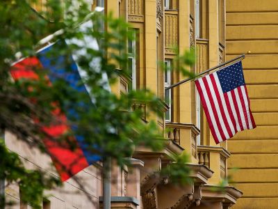 Российский и американский флаги на здании посольства США в Москве, июль 2017 года. Фото: Alexander Zemlianichenko / AP Российский и американский флаги на здании посольства США в Москве, июль 2017 года. Фото: Alexander Zemlianichenko / AP