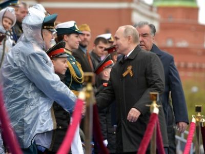 Владимир Путин и президент Таджикистана Эмомали Рахмонов на Красной площади, 9.05.21. Фото: kremlin.ru Владимир Путин и президент Таджикистана Эмомали Рахмонов на Красной площади, 9.05.21. Фото: kremlin.ru