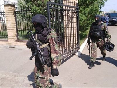 Силовики у школы №175 в Казани, где произошло массовое убийство, 11.05.21. Фото: АиФ/ Ольга Любимова Силовики у школы №175 в Казани, где произошло массовое убийство, 11.05.21. Фото: АиФ/ Ольга Любимова