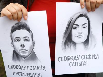Акция в поддержку Романа Протасевича и Софии Сапега у здания посольства Беларуси (Рига). Фото: EPA/Vostock-photo Акция в поддержку Романа Протасевича и Софии Сапега у здания посольства Беларуси (Рига). Фото: EPA/Vostock-photo