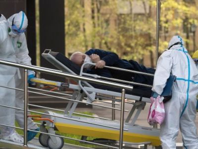 Госпитализация мужчины с коронавирусом. Фото: Илья Питалев/РИА Новости Госпитализация мужчины с коронавирусом. Фото: Илья Питалев/РИА Новости