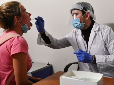 Медик мобильного пункта сдачи анализа на COVID-19 берет мазок у пассажирки в международном аэропорту Внуково. Фото: Алексей Куденко/РИА Новости Медик мобильного пункта сдачи анализа на COVID-19 берет мазок у пассажирки в международном аэропорту Внуково. Фото: Алексей Куденко/РИА Новости