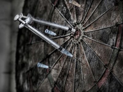 Дартс со шприцами. Иллюстрация: goodfon.ru Дартс со шприцами. Иллюстрация: goodfon.ru