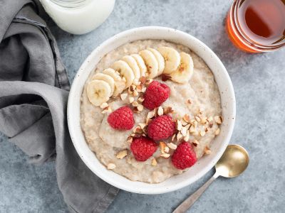 Овсяная каша с малиной и бананом. Фото: Getty Images Овсяная каша с малиной и бананом. Фото: Getty Images