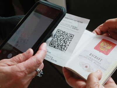 Посетитель предъявляет QR-код при входе в музей-заповедник "Царицыно" в Москве. Фото: Антон Денисов / РИА Новости Посетитель предъявляет QR-код при входе в музей-заповедник "Царицыно" в Москве. Фото: Антон Денисов / РИА Новости