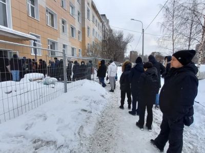 Очередь в поликлинику в Санкт-Петербурге, фев. 2022. Фото: t.me/rhymestg Очередь в поликлинику в Санкт-Петербурге, фев. 2022. Фото: t.me/rhymestg