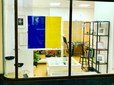 Витрина в Праге, 24.02.22. Фото: www.facebook.com/alexandra.garmazhapova Витрина в Праге, 24.02.22. Фото: www.facebook.com/alexandra.garmazhapova