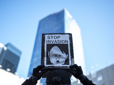 Демонстрант из Токио держит плакат во время протеста против вторжения России в Украину, 27 февраля 2022 года. Фото: AFP Демонстрант из Токио держит плакат во время протеста против вторжения России в Украину, 27 февраля 2022 года. Фото: AFP