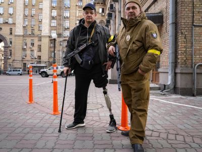 Вооруженные бойцы гражданской обороны позируют для фото во время патрулирования пустой улицы из-за комендантского часа в Киеве. Фото: AP Photo/Efrem Lukatsky Вооруженные бойцы гражданской обороны позируют для фото во время патрулирования пустой улицы из-за комендантского часа в Киеве. Фото: AP Photo/Efrem Lukatsky