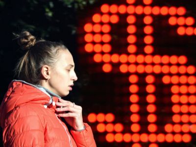 Электронное табло пункта обмена валюты логотипом доллара. Фото: Виктор Коротаев/Коммерсант Электронное табло пункта обмена валюты логотипом доллара. Фото: Виктор Коротаев/Коммерсант