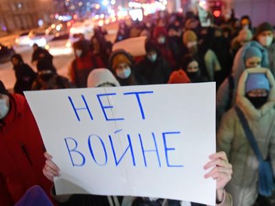 Одиночные антивоенные пикеты на площади Ленина в Новосибирске. Фото: Влад Некрасов / Коммерсант Одиночные антивоенные пикеты на площади Ленина в Новосибирске. Фото: Влад Некрасов / Коммерсант