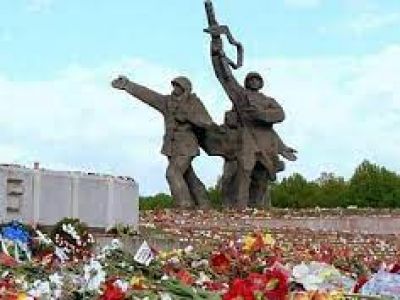 Памятник освободителям Риги. Фото: RuBaltic.Ru Памятник освободителям Риги. Фото: RuBaltic.Ru