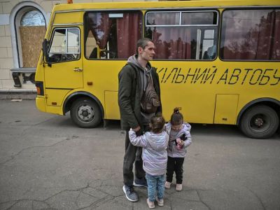 Мужчина, потерявший жену при обстреле Северодонецка 17 мая, ждет эвакуации из Лисичанска вместе со своими двухлетними дочерьми-двойняшками. Фото: Aris Messinis / AFP Мужчина, потерявший жену при обстреле Северодонецка 17 мая, ждет эвакуации из Лисичанска вместе со своими двухлетними дочерьми-двойняшками. Фото: Aris Messinis / AFP