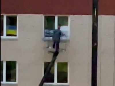 Закрашивает окна квартиры. Фото: "Борус" Закрашивает окна квартиры. Фото: "Борус"