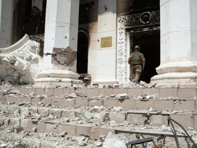 Российский военнослужащий у здания Министерства просвещения и науки в Лисичанске, разрушенного в результате обстрела. Фото: Александр Река / ТАСС Российский военнослужащий у здания Министерства просвещения и науки в Лисичанске, разрушенного в результате обстрела. Фото: Александр Река / ТАСС