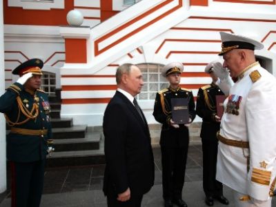 Владимир Путин перед подписанием Морской доктрины, Кронштадт, 31.07.22. Фото: kremlin.ru Владимир Путин перед подписанием Морской доктрины, Кронштадт, 31.07.22. Фото: kremlin.ru