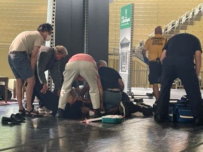 После нападения на Салмана Рушди во время лекции 12 августа 2022 года. Фото: Joshua Goodman/AP Photo После нападения на Салмана Рушди во время лекции 12 августа 2022 года. Фото: Joshua Goodman/AP Photo