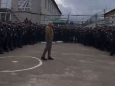 Человек, похожий на Пригожина, вербует заключенных на войну. Скрин видео: www.youtube.com/watch?v=_jSi6BbsoRo Человек, похожий на Пригожина, вербует заключенных на войну. Скрин видео: www.youtube.com/watch?v=_jSi6BbsoRo