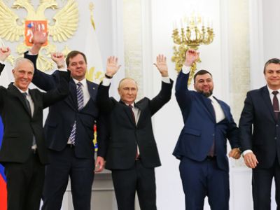 Владимир Путин (в центре), Владимир Сальдо, Евгений Балицкий, Денис Пушилин и Леонид Пасечник (слева направо) в Кремле на церемонии подписания договоров о вступлении в состав РФ оккупированных территорий Украины. Фото: Михаил Метцель/ТАСС Владимир Путин (в центре), Владимир Сальдо, Евгений Балицкий, Денис Пушилин и Леонид Пасечник (слева направо) в Кремле на церемонии подписания договоров о вступлении в состав РФ оккупированных территорий Украины. Фото: Михаил Метцель/ТАСС