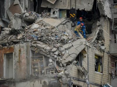 Разбор завалов на месте попадания ракеты в дом в Днепре. Фото: Oleg Petrasyuk / EPA