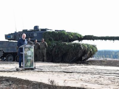 Олаф Шольц произносит речь перед танком Leopard 2 во время визита на военную базу в Бергене, 17 октября 2022 г. Фото: Fabian Bimmer / Reuters Олаф Шольц произносит речь перед танком Leopard 2 во время визита на военную базу в Бергене, 17 октября 2022 г. Фото: Fabian Bimmer / Reuters