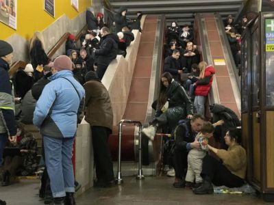 Люди прячутся от обстрела в киевском метро, 10 февраля 2023 года. Фото: Efrem Lukatsky / AP Photo Люди прячутся от обстрела в киевском метро, 10 февраля 2023 года. Фото: Efrem Lukatsky / AP Photo