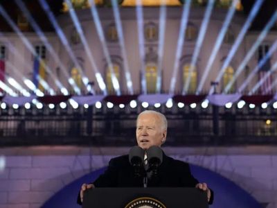 Джо Байден выступает с речью в Варшаве, 21 февраля 2023 г. Фото: Эван Вуччи / AP Photo Джо Байден выступает с речью в Варшаве, 21 февраля 2023 г. Фото: Эван Вуччи / AP Photo