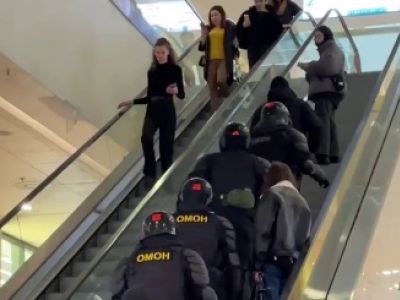 ОМОН в ТЦ "Галерея" в Санкт-Петербурге, 26.02.23. Скрин видео t.me/piterach ОМОН в ТЦ "Галерея" в Санкт-Петербурге, 26.02.23. Скрин видео t.me/piterach