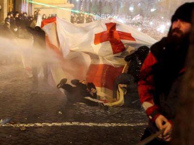 Массовые протесты в Тбилиси, ночь с 8 на 9.03.23. Фото: t.me/bbbreaking Массовые протесты в Тбилиси, ночь с 8 на 9.03.23. Фото: t.me/bbbreaking